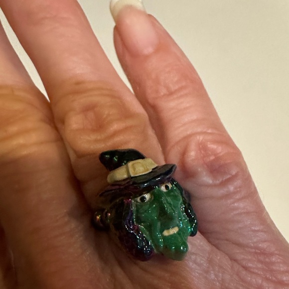 VTG STRETCHY BEADED WITCH HALLOWEEN RING BLACK GREEN SCARY TRICK OR TREAT GIFT - Picture 5 of 7